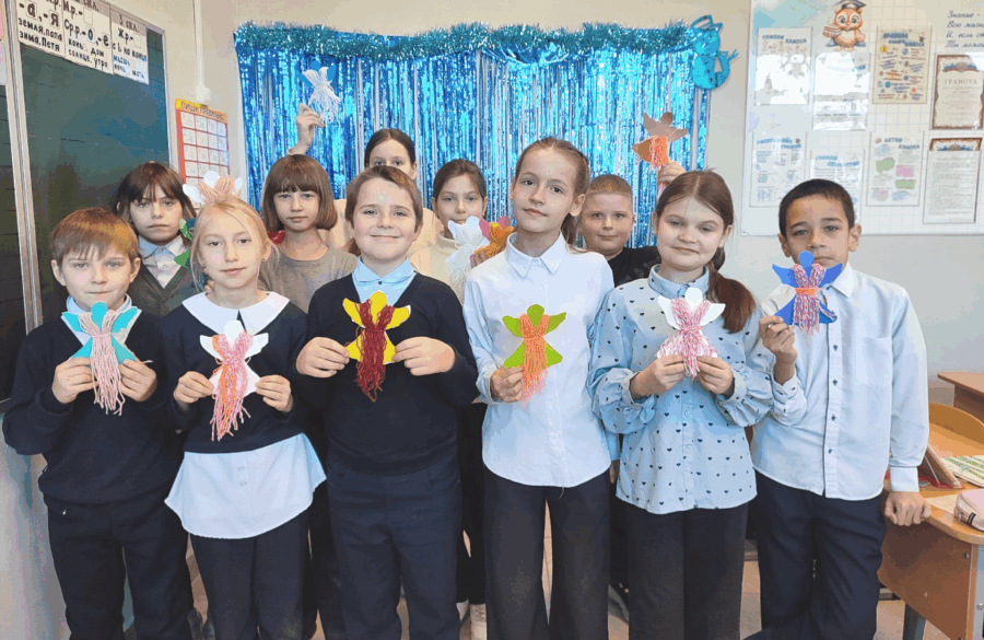 Жуковские школьники сделали новогодние сувениры для солдат СВО