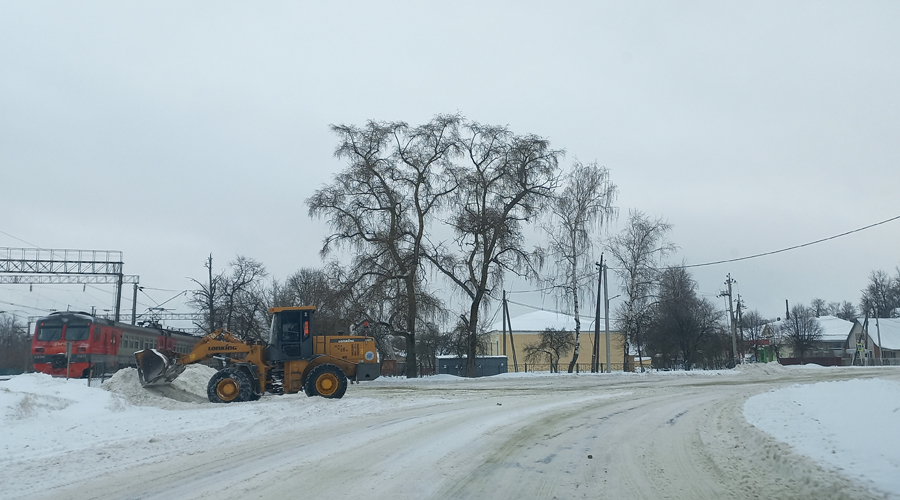 В Жуковке устраняют последствия снегопада и ледяного дождя