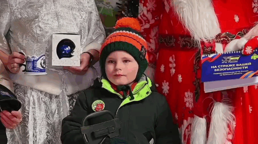 Глава МЧС России подарил Артему из Брянска день в роли пожарного