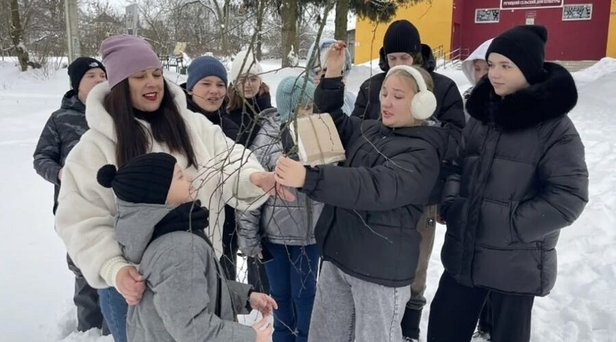 Сотрудники Речицкого Дома культуры организовали изготовление кормушек для птиц