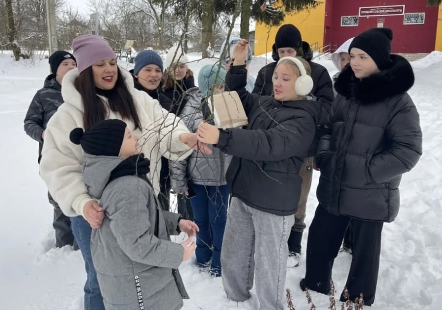 Сотрудники Речицкого Дома культуры организовали изготовление кормушек для птиц