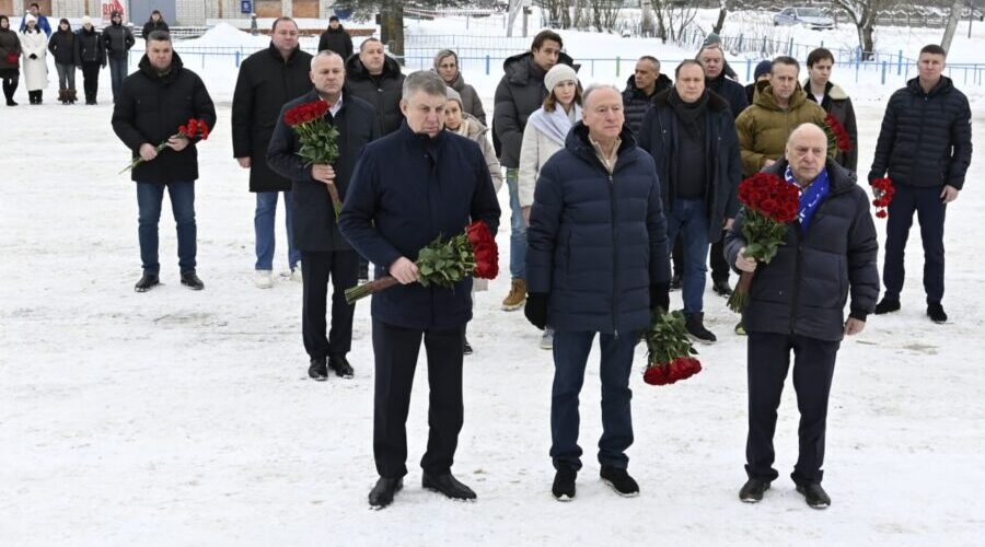 Помощник Президента России почтил память советских воинов в Журиничах