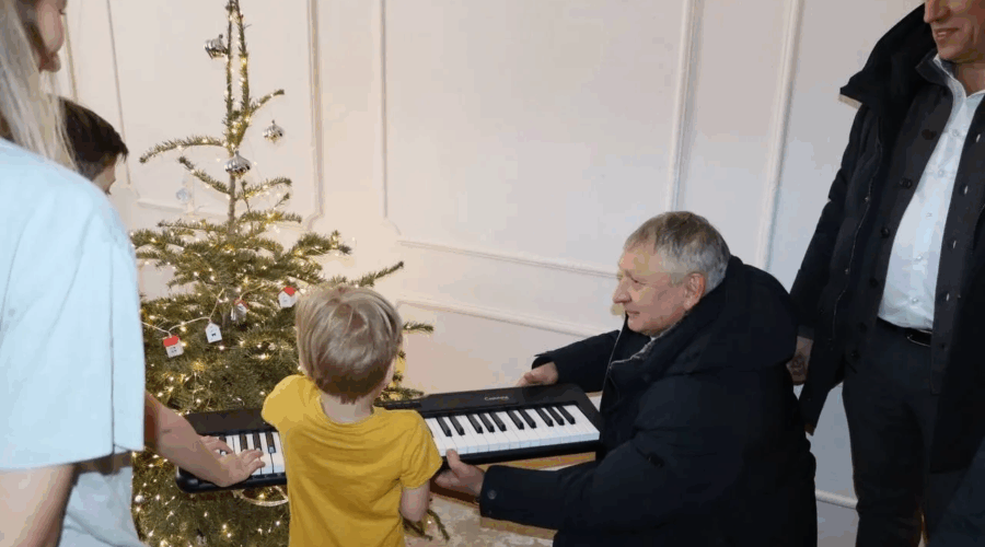 Руководители Брянского района приняли участие в акции «Елка желаний»