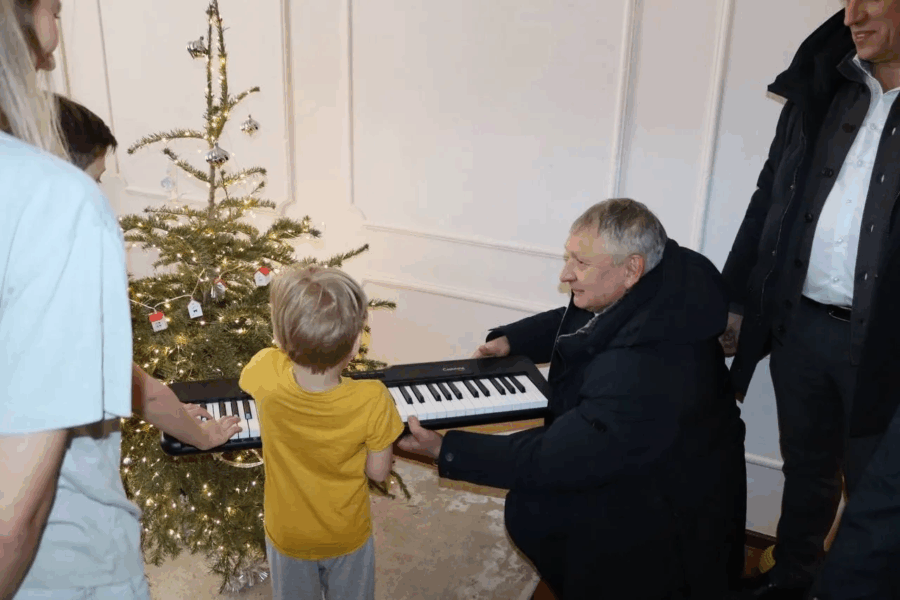 Руководители Брянского района приняли участие в акции «Елка желаний»