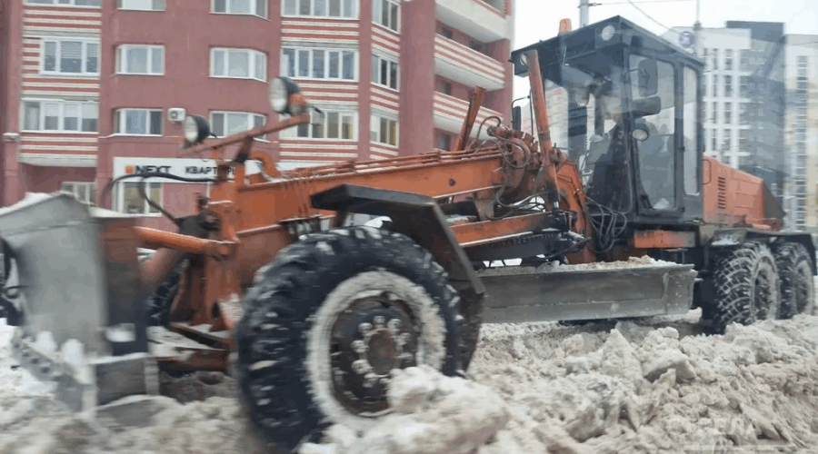 На дорогах Брянска сегодня работают 68 снегоуборочных машин