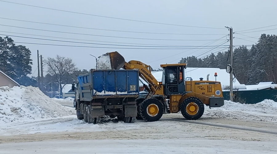 В Жуковке продолжают ликвидировать последствия затяжного снегопада