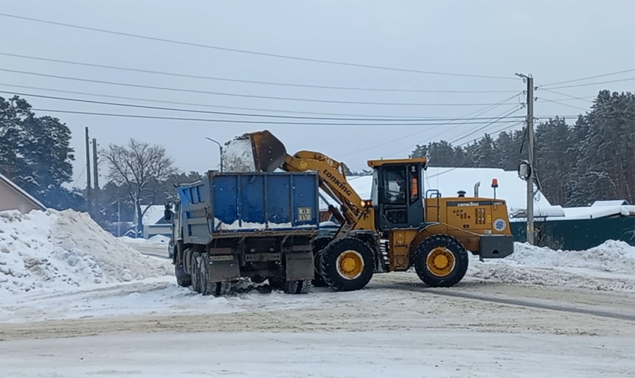 В Жуковке продолжают ликвидировать последствия затяжного снегопада