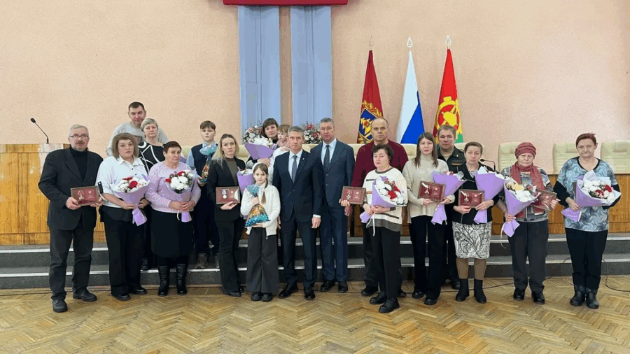 В г. Клинцы семьям погибших воинов СВО передали государственные награды