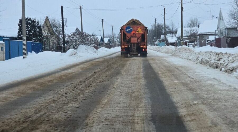 Работы по очистке от снега брянских дорог ведутся круглосуточно