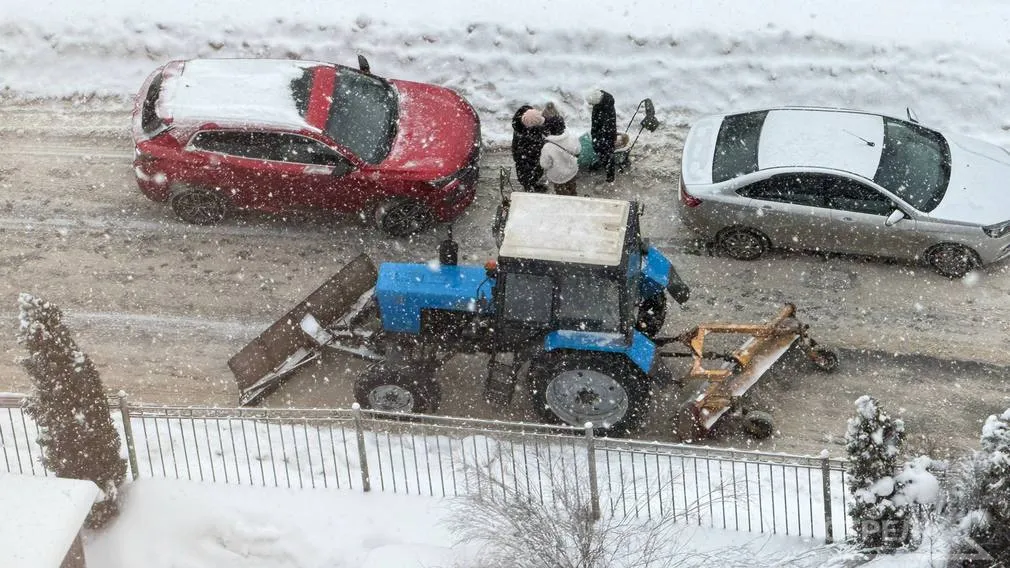 Брянские дворовые территории продолжают расчищать от снега