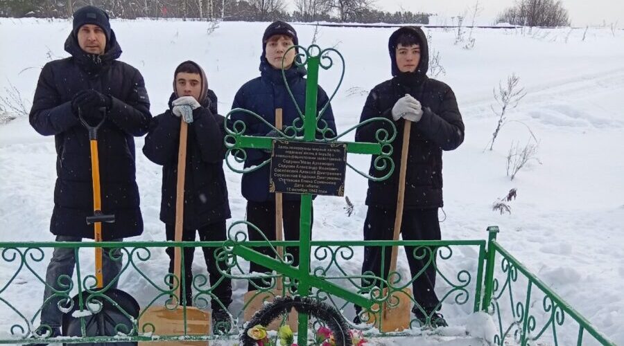 Активисты Жуковской СОШ №2 окультурили воинское захоронение