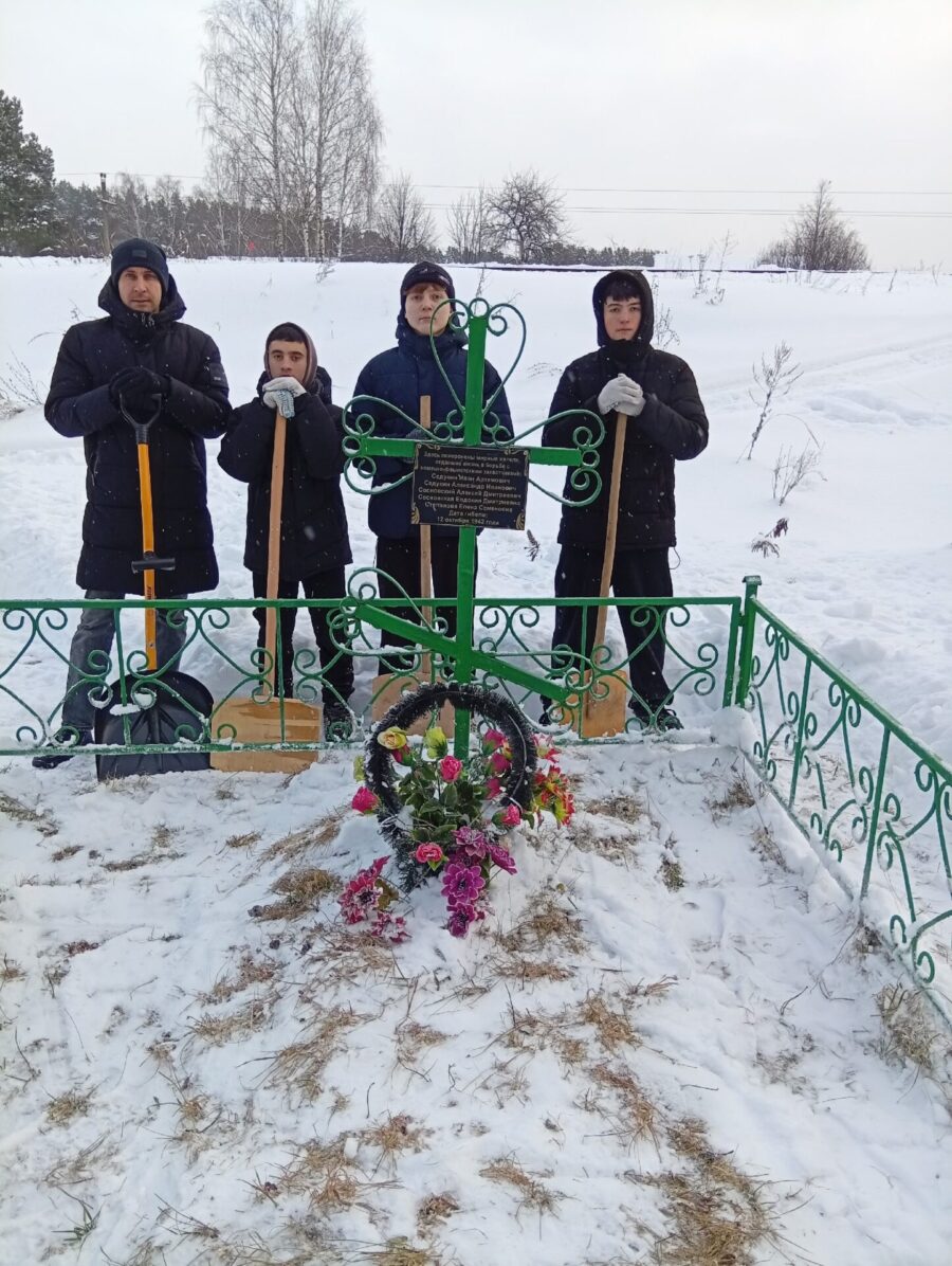 Активисты Жуковской СОШ №2 окультурили воинское захоронение