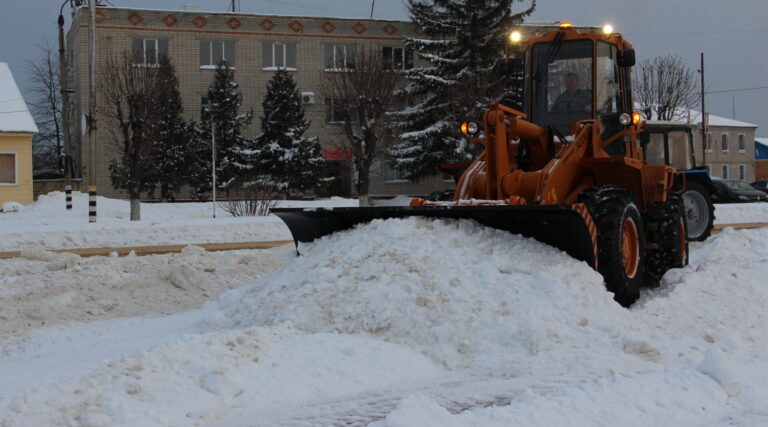 В Красногорском районе продолжают ликвидировать последствия снегопада