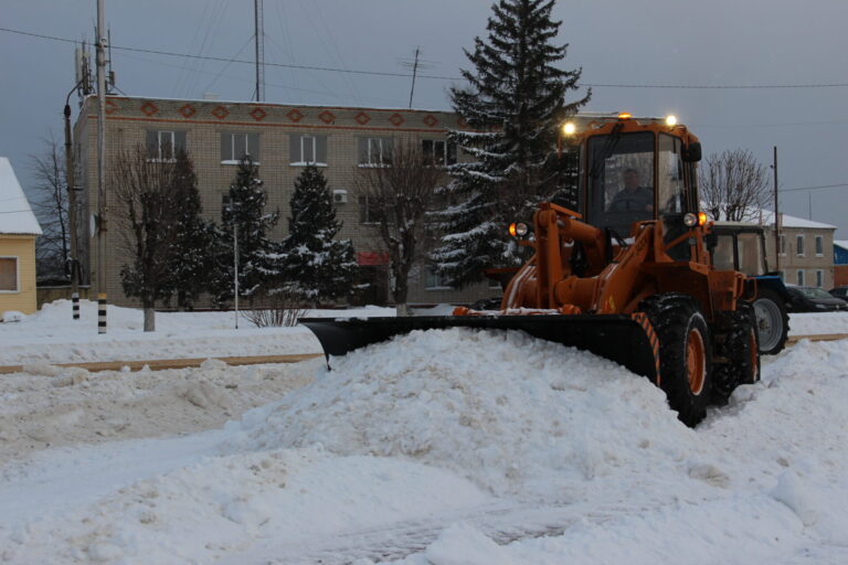 В Красногорском районе продолжают ликвидировать последствия снегопада