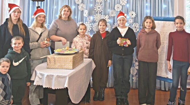 В Заборско-Никольском сельском клубе провели праздничную игру «Поле чудес»