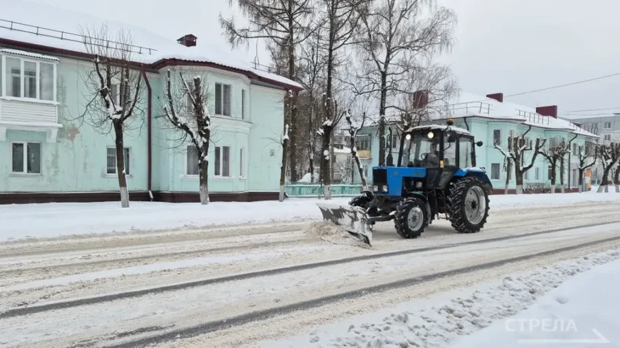 В Брянске для устранения последствий снегопада на улицы выведена спецтехника
