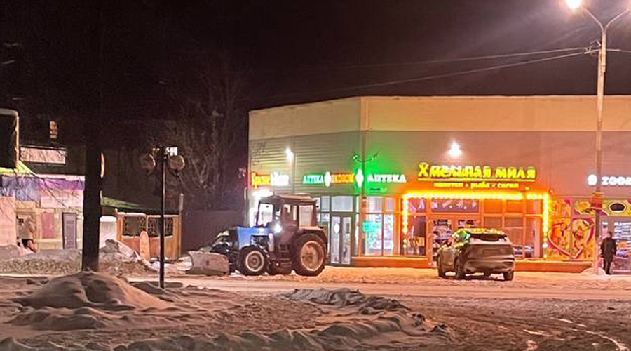 В Жуковке продолжается уборка снега