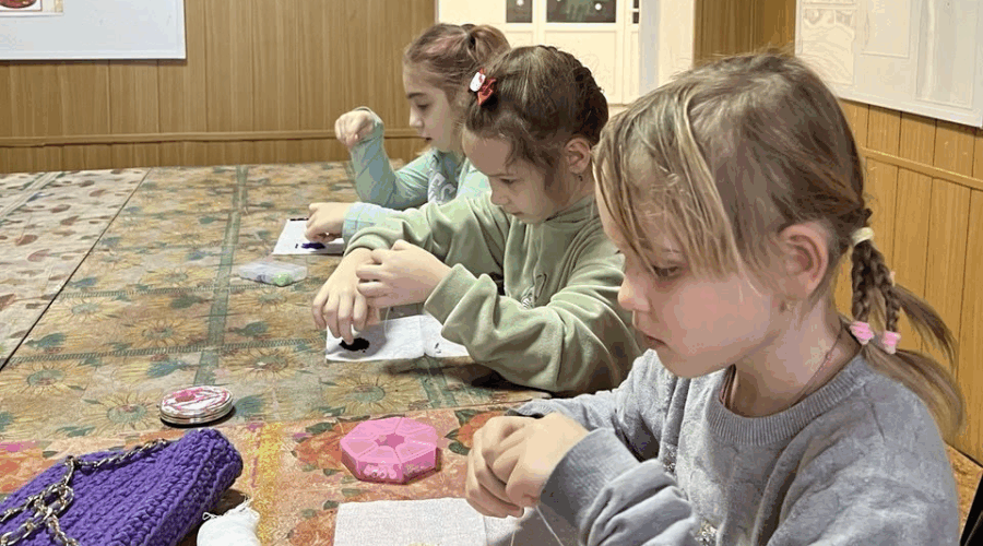 В Овстугском Доме культуры провели детский мастер — класс по бисероплетению