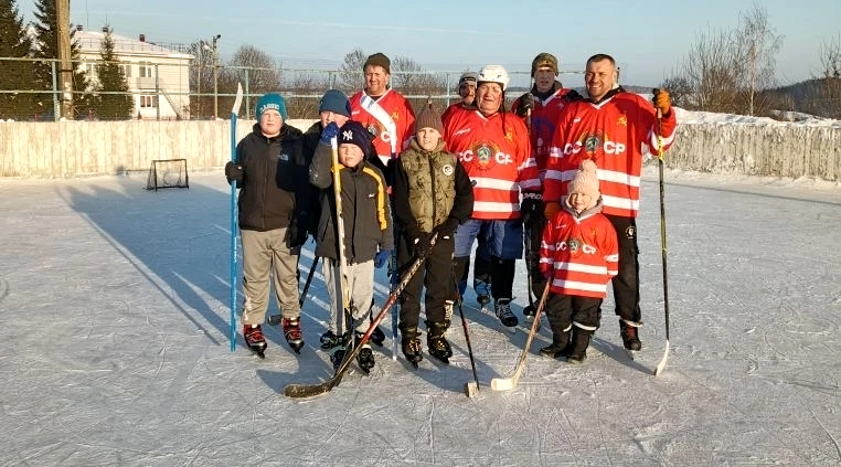 В селе Шамордино Жуковского округа обустроили ледовый корт.