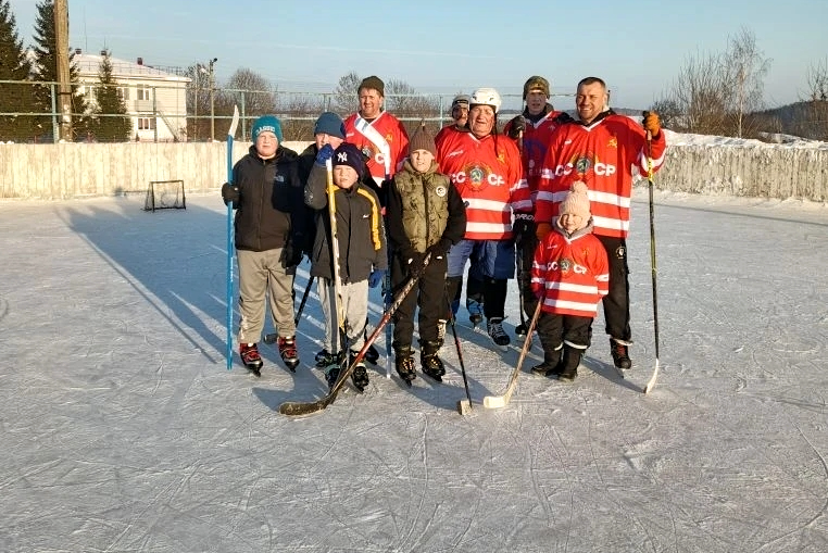 В селе Шамордино Жуковского округа обустроили ледовый корт.