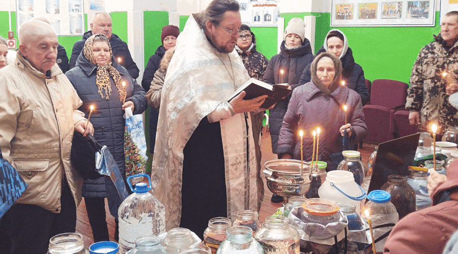 В Речицком СДК священнослужитель совершил чин водосвятия