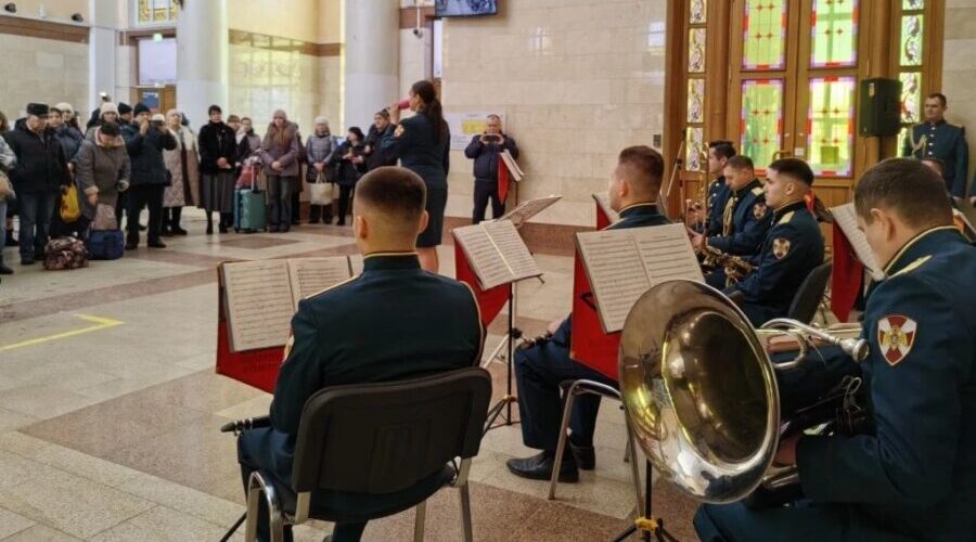 Музыканты Росгвардии выступили на железнодорожном вокзале Брянска