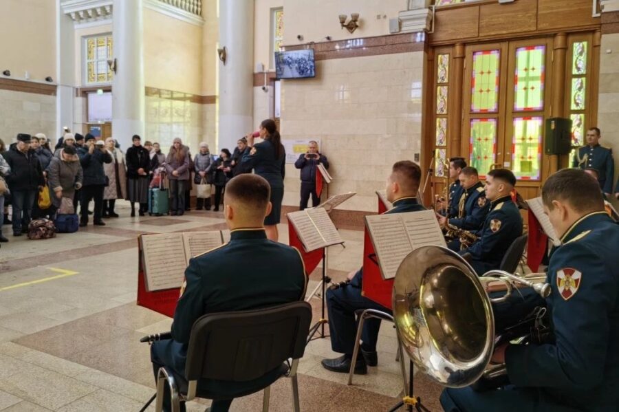 Музыканты Росгвардии выступили на железнодорожном вокзале Брянска