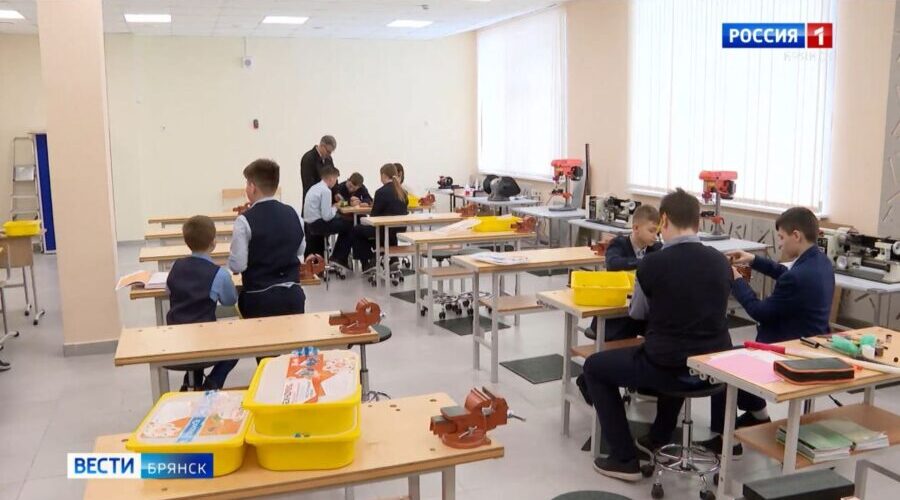 Более 100 школ Брянской области обновили в рамках проекта «Молодежь и дети»