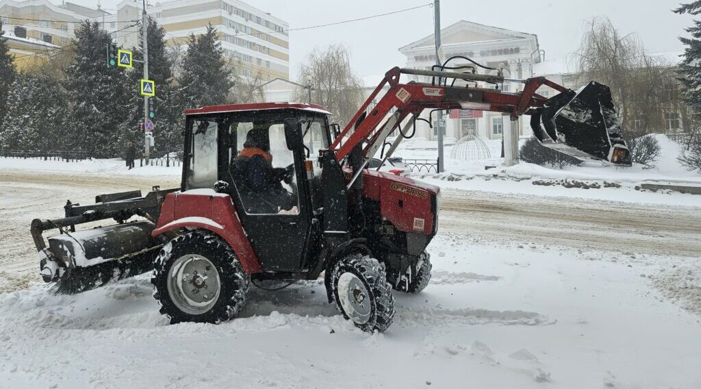 Центральные дороги Брянска за ночь очищены от снега