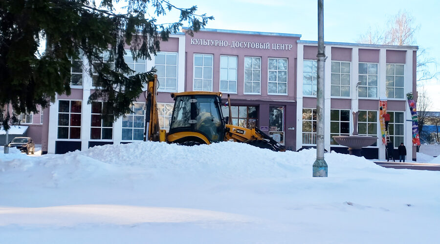 В Жуковке продолжают устранять последствия снегопада