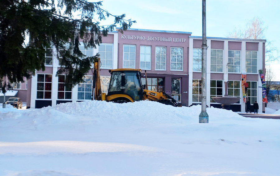 В Жуковке продолжают устранять последствия снегопада