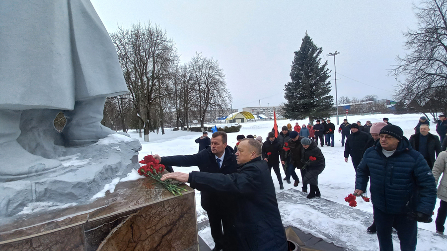 В Жуковке состоялось возложение цветов к Вечному огню на центральной площади города