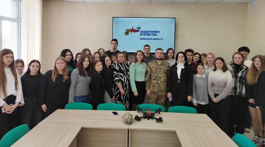 В Брянском техникуме питания и торговли прошла встреча с ветераном СВО Александром Тельновым