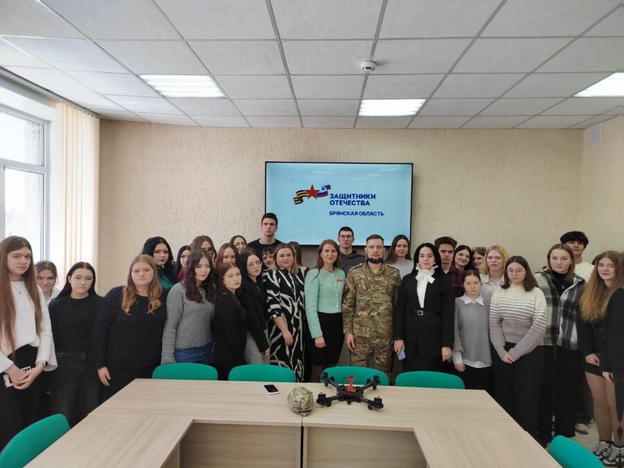 В Брянском техникуме питания и торговли прошла встреча с ветераном СВО Александром Тельновым