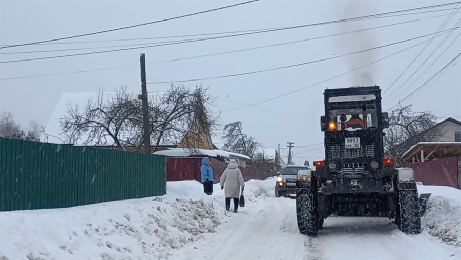 В Жуковке с началом снегопада на дорогах работает снегоуборочная техника