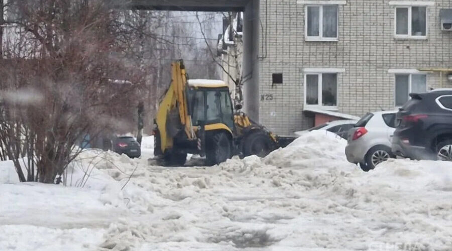 Коммунальные и дорожные службы Брянска ликвидируют последствия снегопада