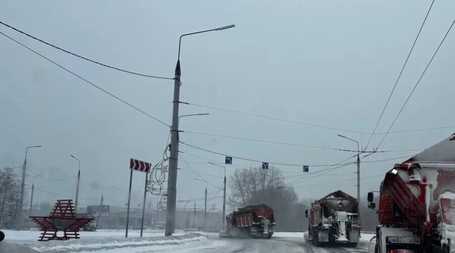 Снегоуборочная техника активно расчищает дороги Брянской области