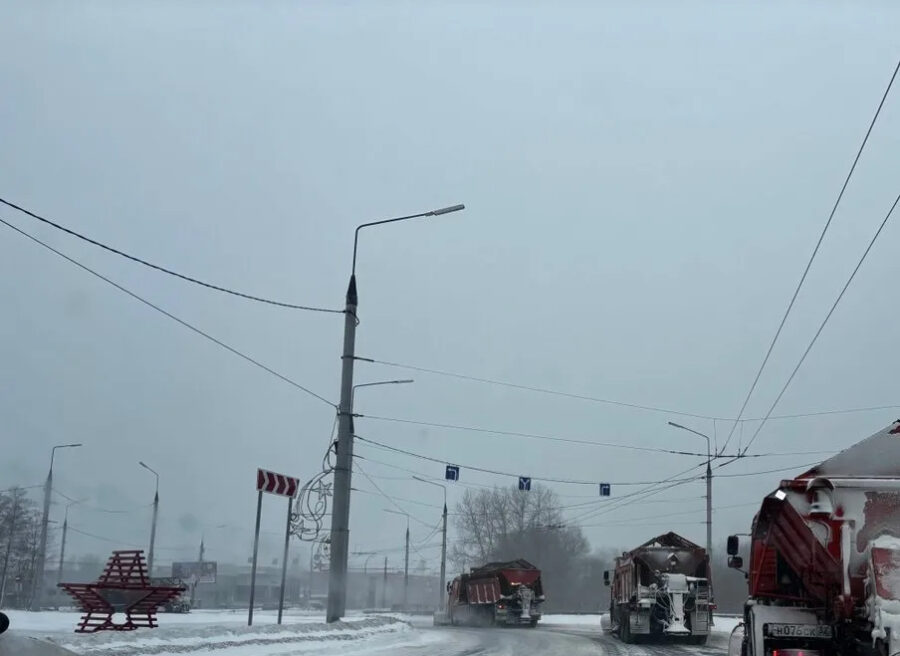 Снегоуборочная техника активно расчищает дороги Брянской области