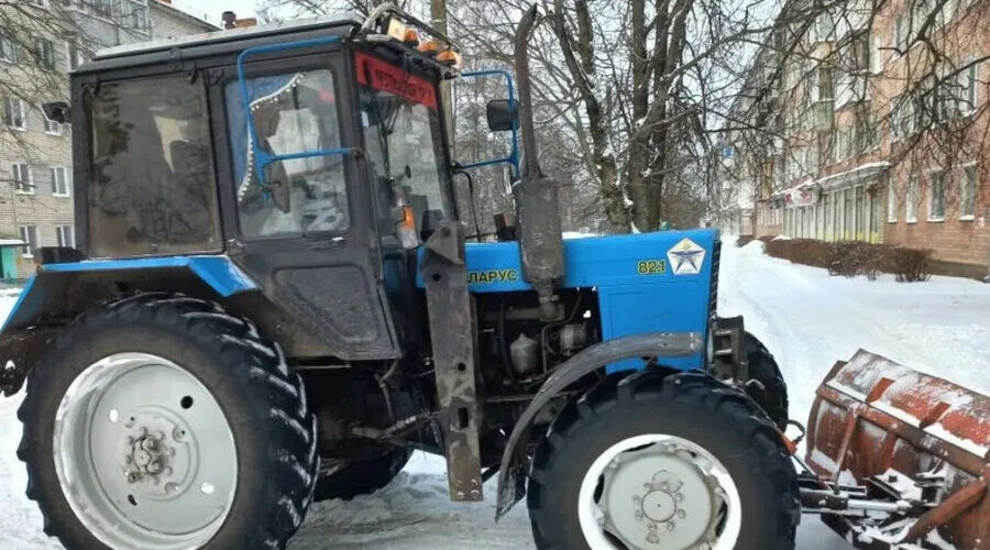 В Брянской области управляющие компании расчищают от снега дворы