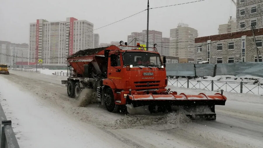 Снегоуборочная техника на дорогах Брянщины работает круглосуточно