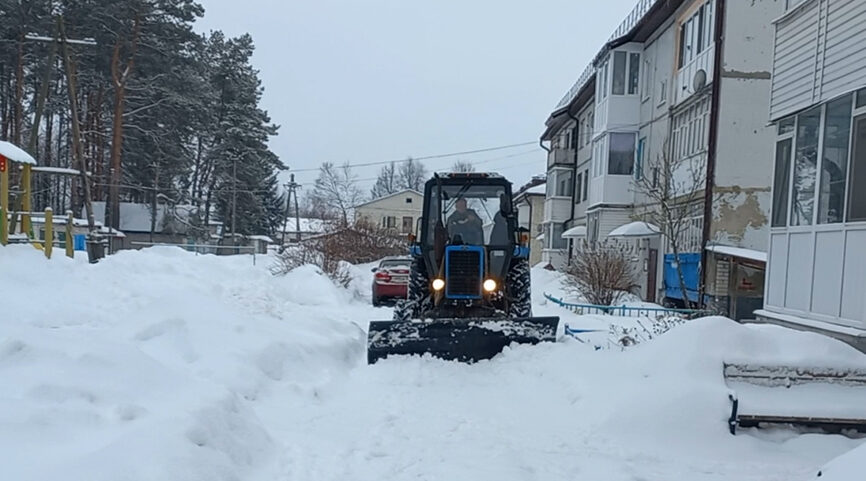 В Жуковском округе продолжают устранять последствия снегопада