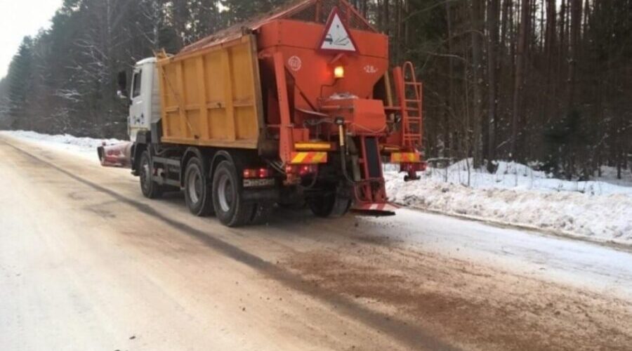 В Брянской области продолжается противогололедная обработка дорог