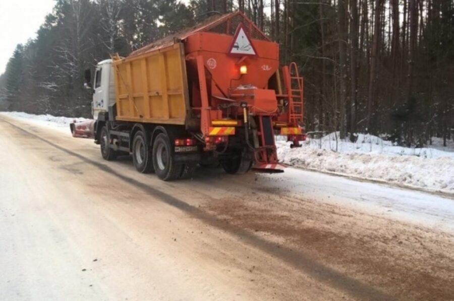 В Брянской области продолжается противогололедная обработка дорог