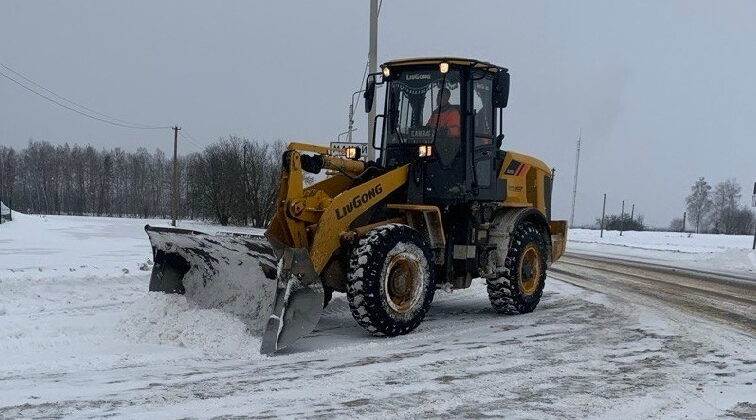 В минувшие сутки на дорогах Брянщины работали 253 снегоуборочные машины