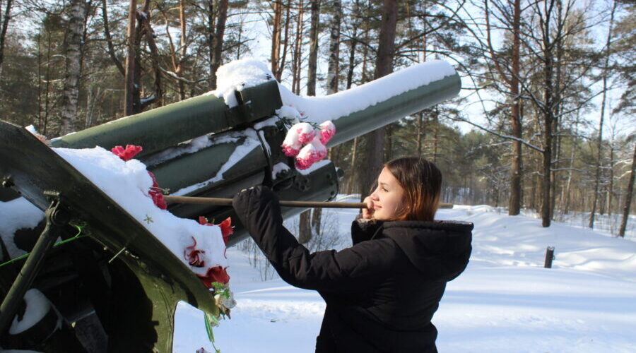 Ученики Жуковского Центра помощи детям окультурили воинский памятник