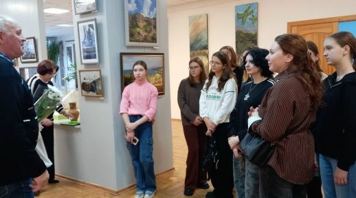 В Музее дятьковского хрусталя открылась выставка «Виражи творчества»