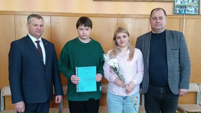 В Брасовском районе вручили жилищный сертификат молодой семье