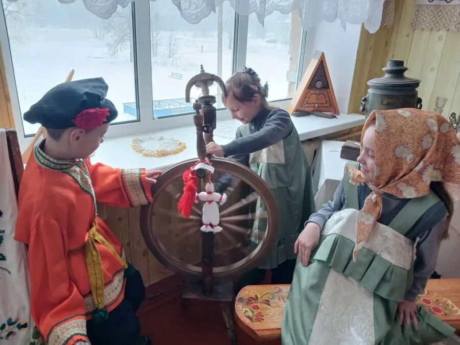 В Гришинослободском СДК  прошел фольклорный час «Русский костюм»