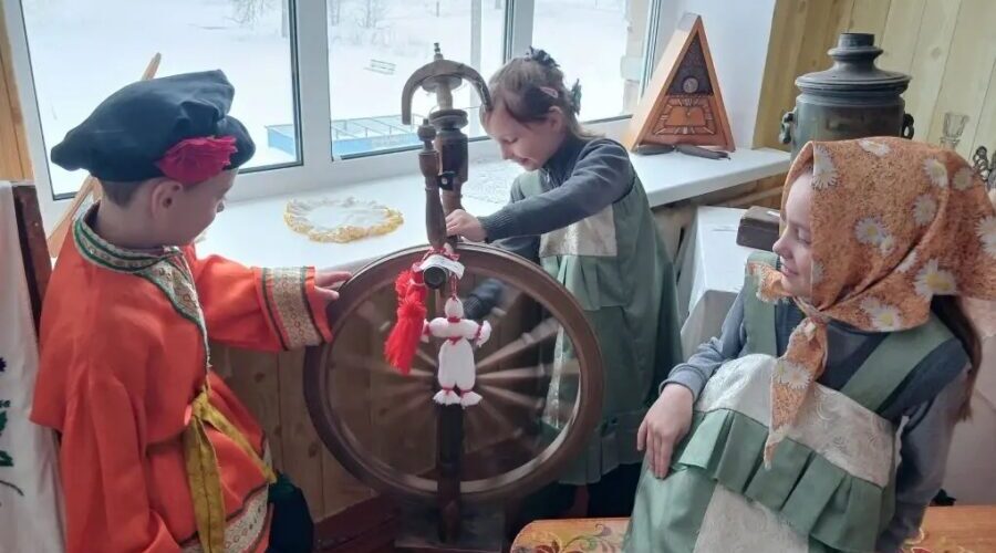 В Гришинослободском СДК  прошел фольклорный час «Русский костюм»