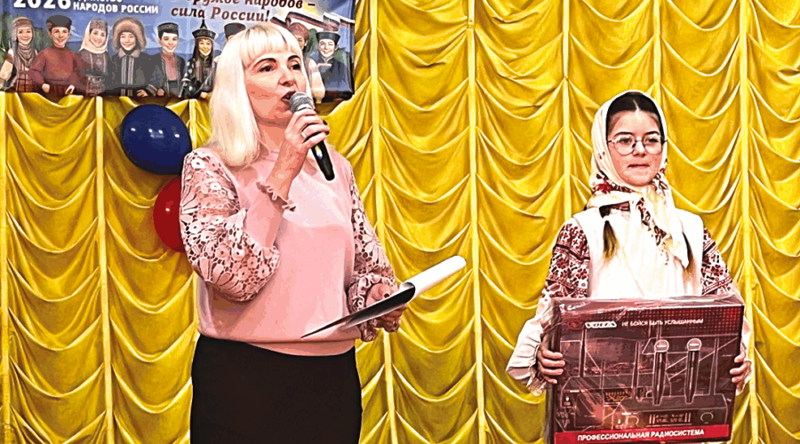 Речицкий СДК получил ценный подарок — профессиональные микрофоны